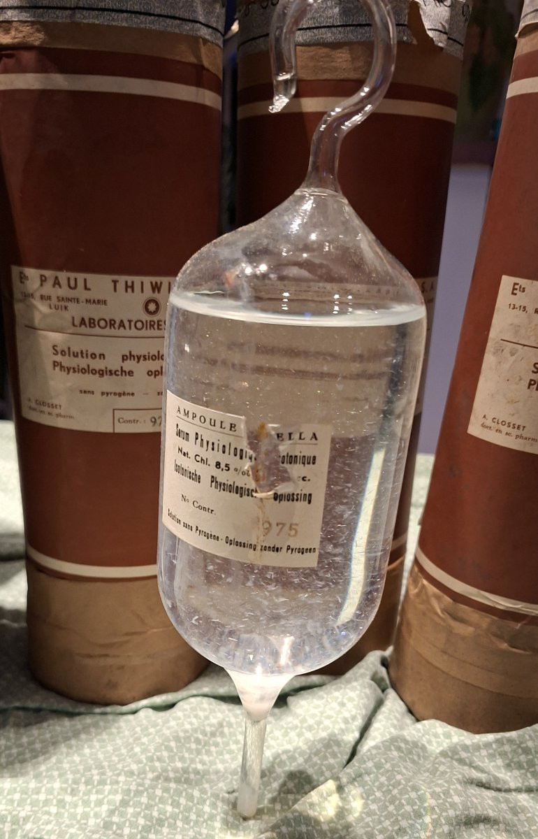 ampoules de perfusion de verre de 500cc,  nommées Baxter-photo-6