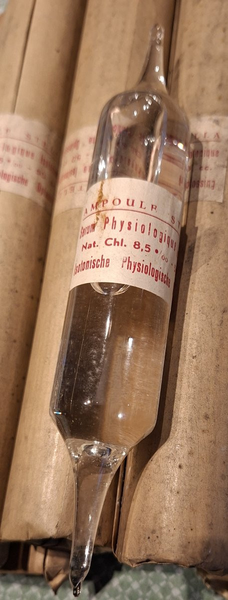 onze ampoules médicales pour injection  de chlorure de sodium…-photo-1