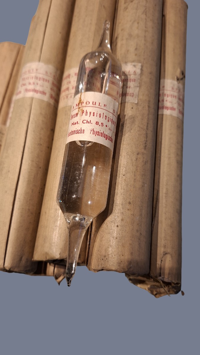 onze ampoules médicales pour injection  de chlorure de sodium…