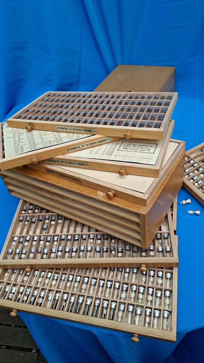 FIOLES  ET CASIERS POUR HORLOGERS  ET JOAILLIERS