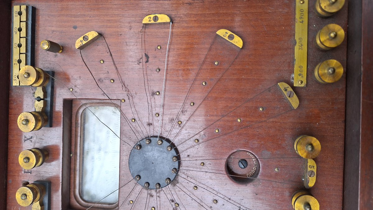 science electrique en costume d'acajou-photo-3