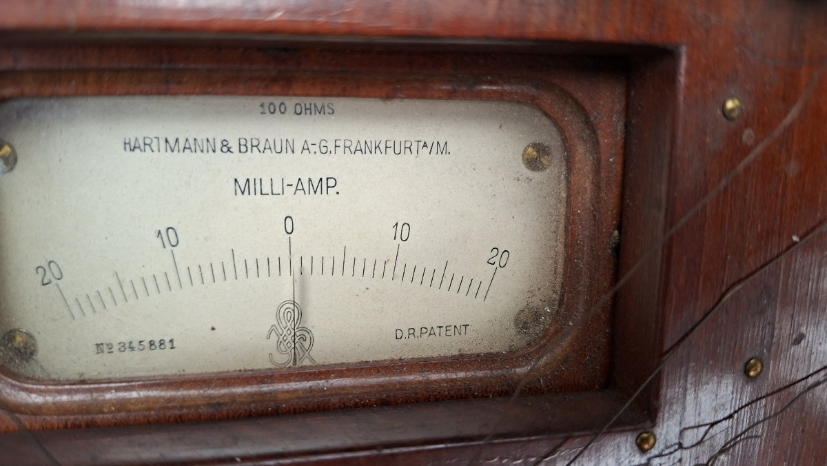 science electrique en costume d'acajou-photo-2
