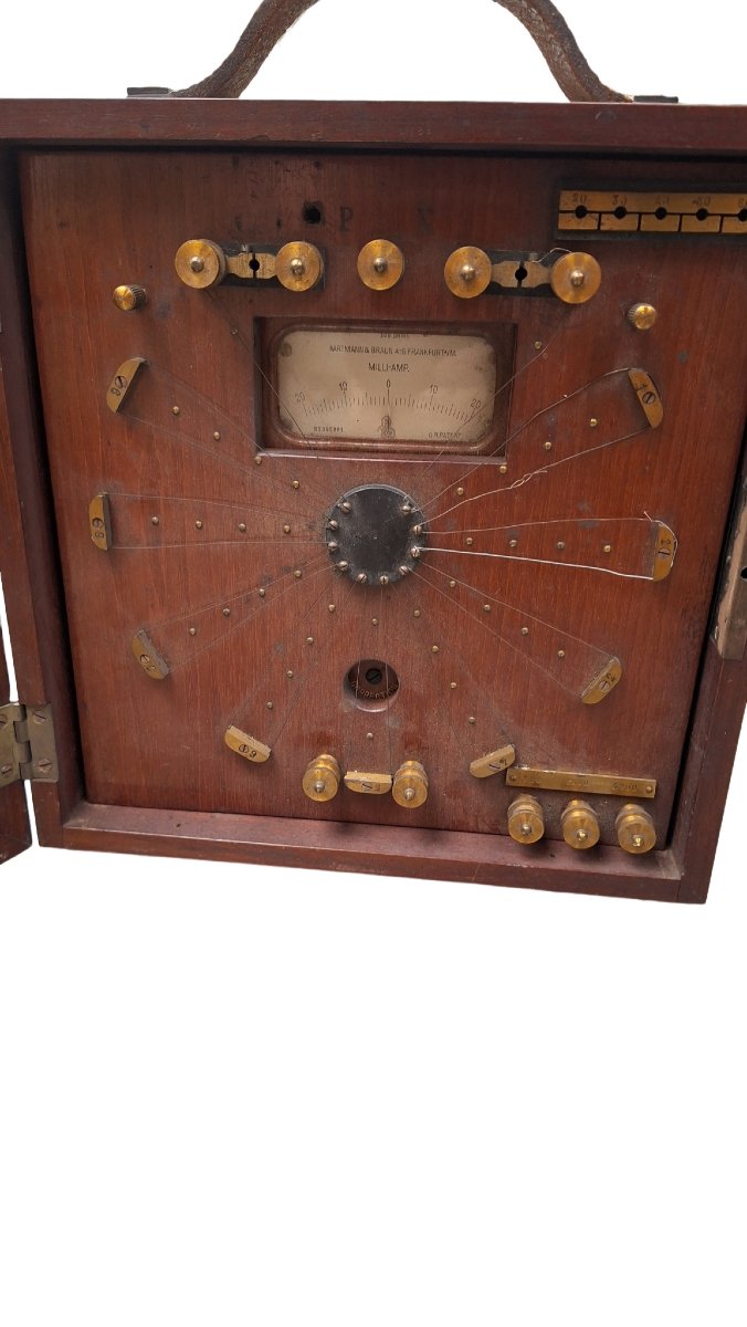science electrique en costume d'acajou