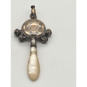 HOCHET SIFFLEUR ARGENT ET NACRE DE LA NOUNOU