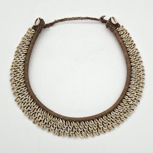 collier pectoral  ethnique corde et cauris..