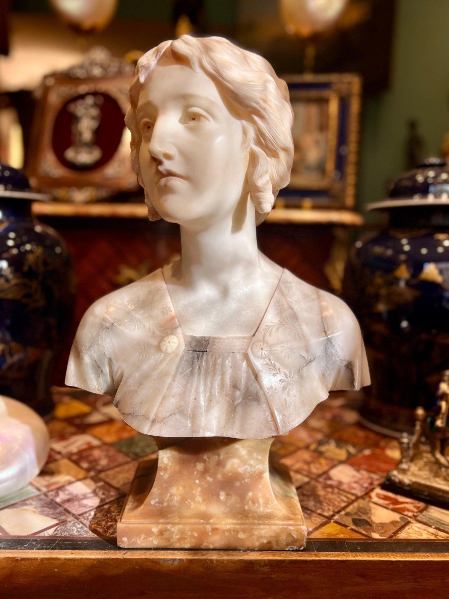 Sculpture En Marbre Représentant Un Buste De Dame. France.
