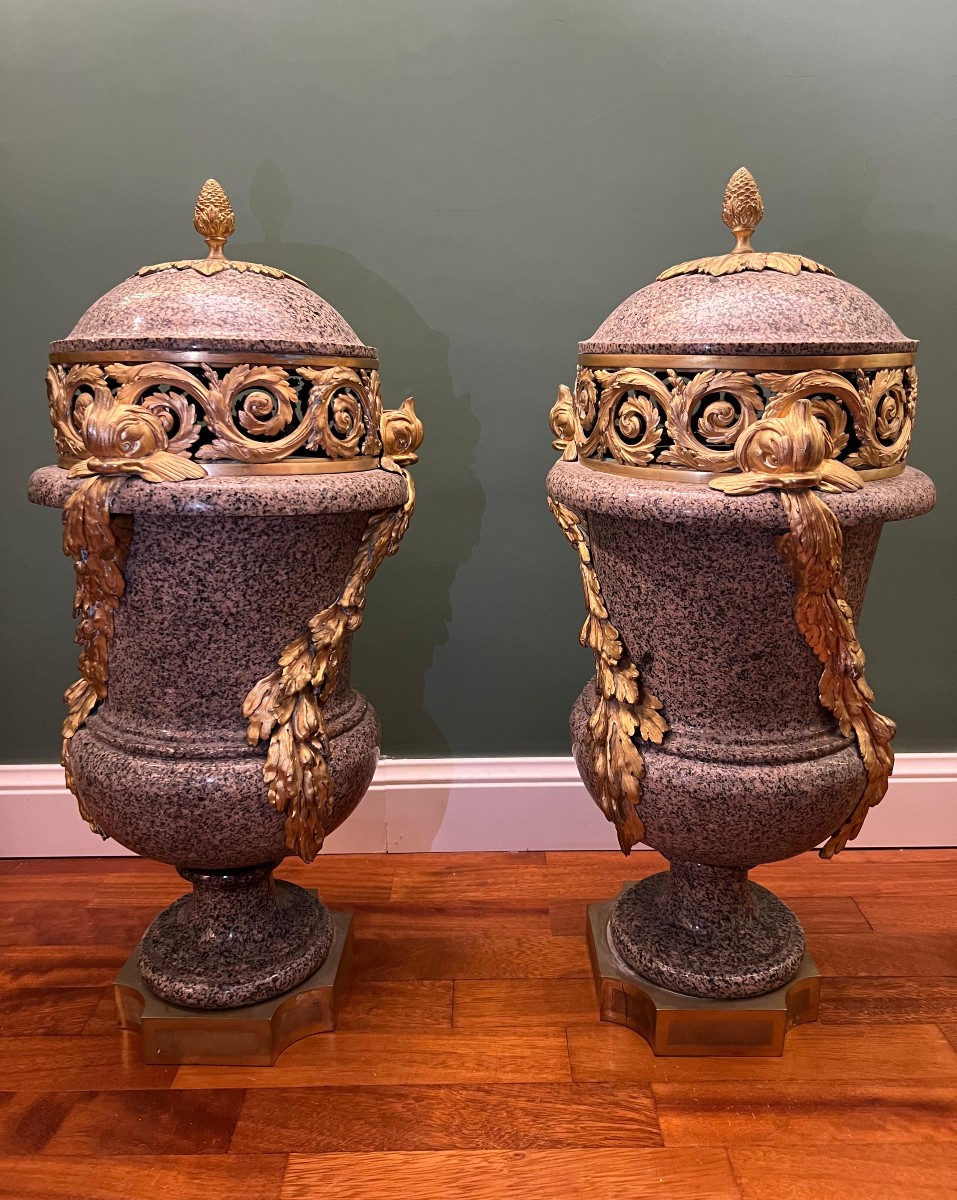 Paire De Vases En Granit Et Bronze Doré. France, époque Napoléon III
