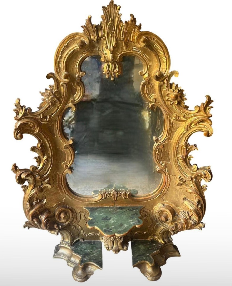 Miroir concave en bois doré de goût baroque. Venise, XVIIIe siècle