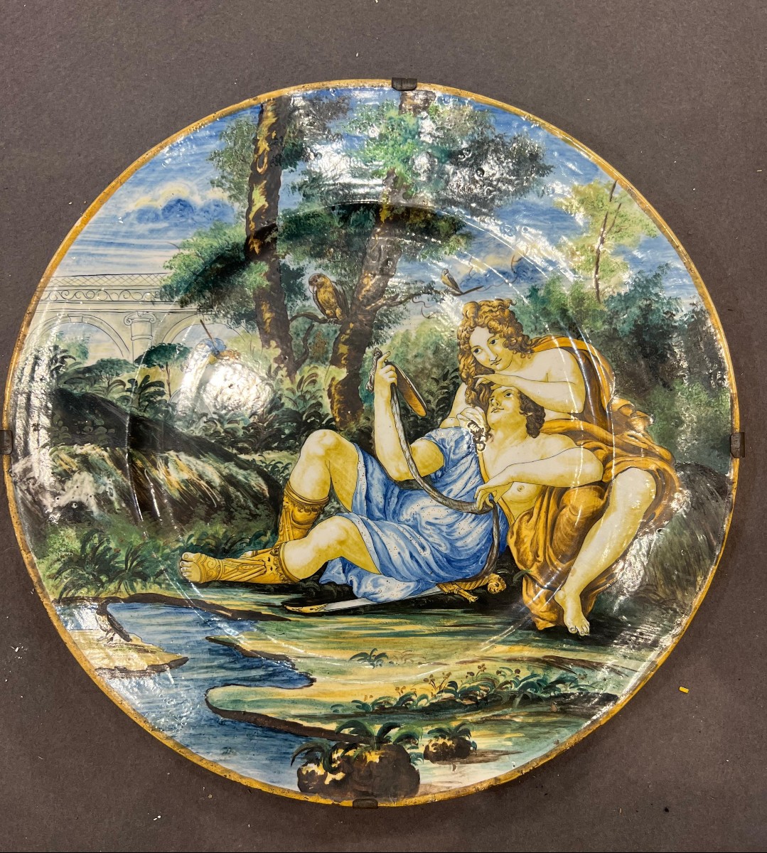 Assiette en majolique peinte. Atelier de Castelli d’Abruzzo, XIXe siècle.