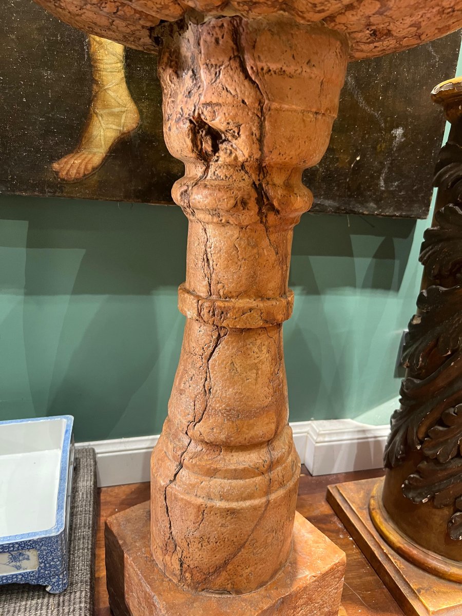 Bénitier en marbre rouge de Vérone. Italie, XVIIe siècle.-photo-2