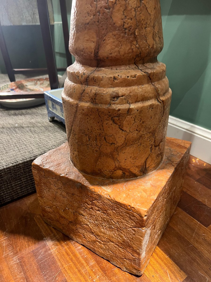 Bénitier en marbre rouge de Vérone. Italie, XVIIe siècle.-photo-4