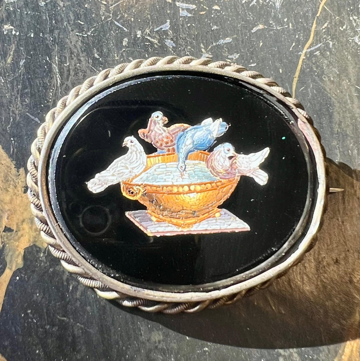 Broche en micromosaïque avec les « Colombes de Pline ». Rome, milieu du XIXe siècle.