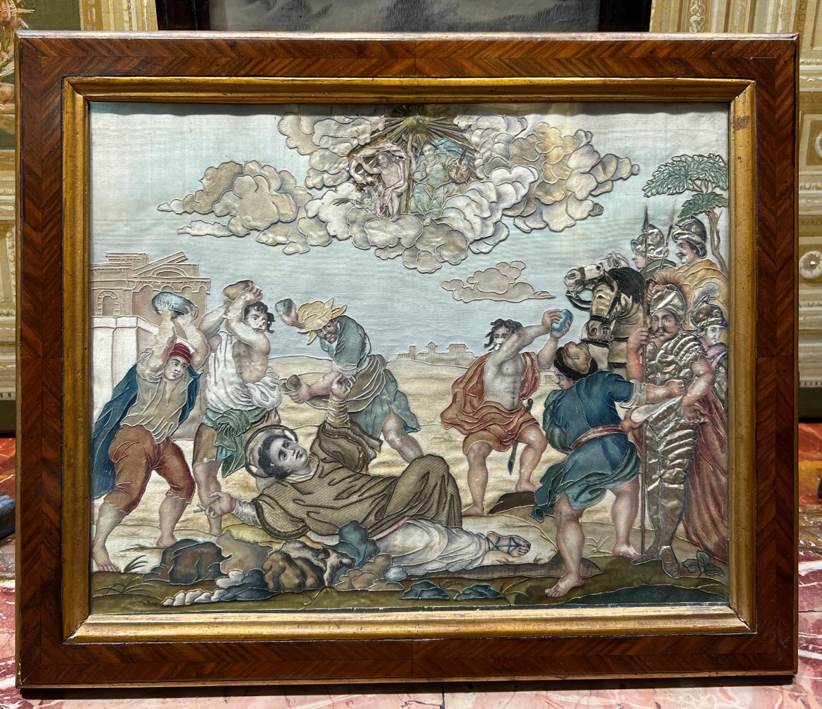 Broderie sacrée sur soie avec cadre d’époque. Italie, XVIIIe siècle.