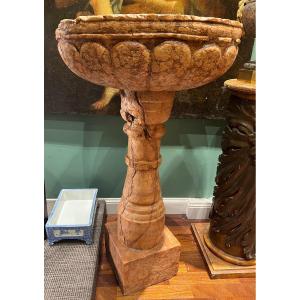 Bénitier en marbre rouge de Vérone. Italie, XVIIe siècle.