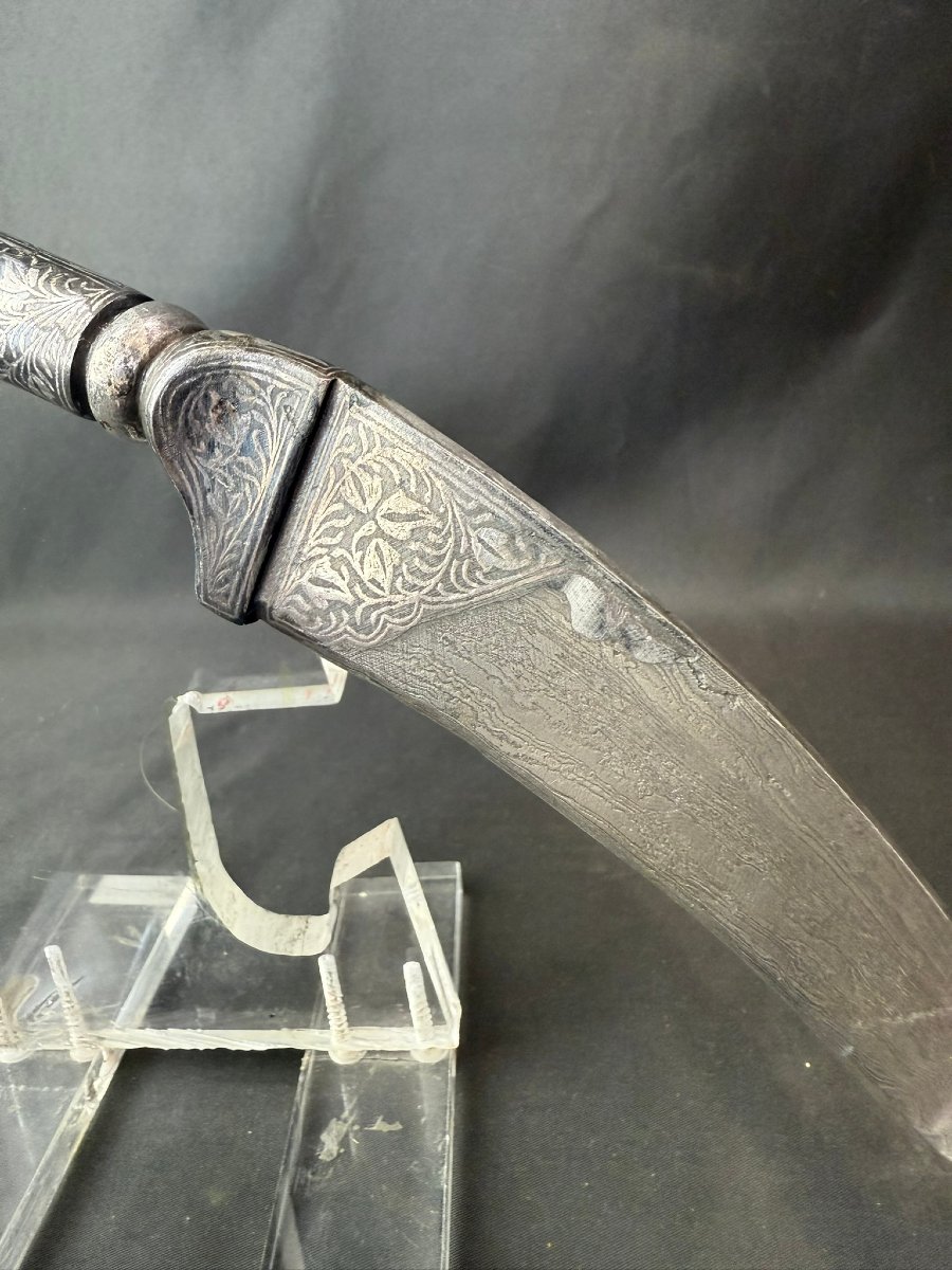 Indian Dagger Pierces Damascus Armor-photo-4