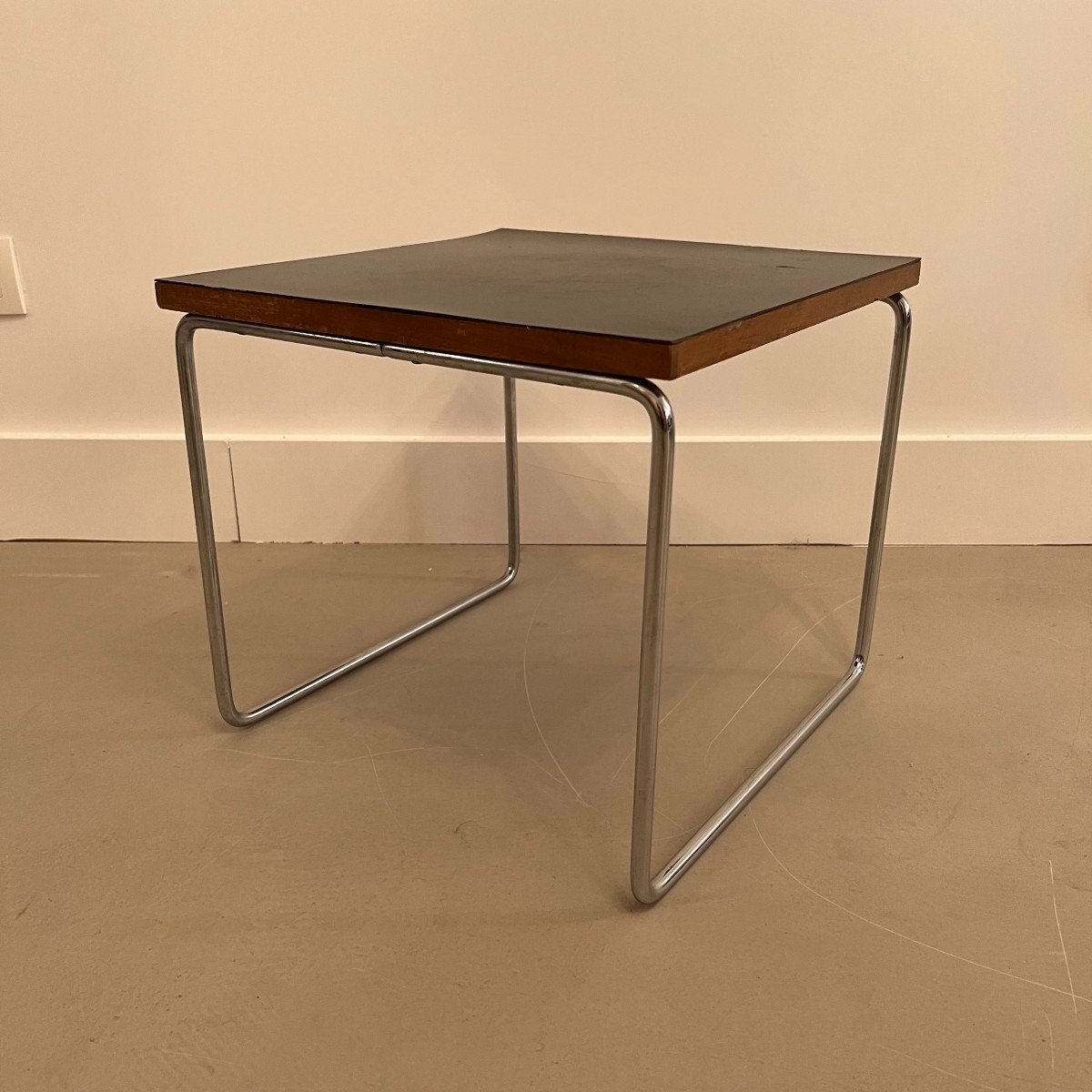Table Basse Par Pierre Guariche Pour Steiner, Modèle Volante, bout de canapé design 1950 .