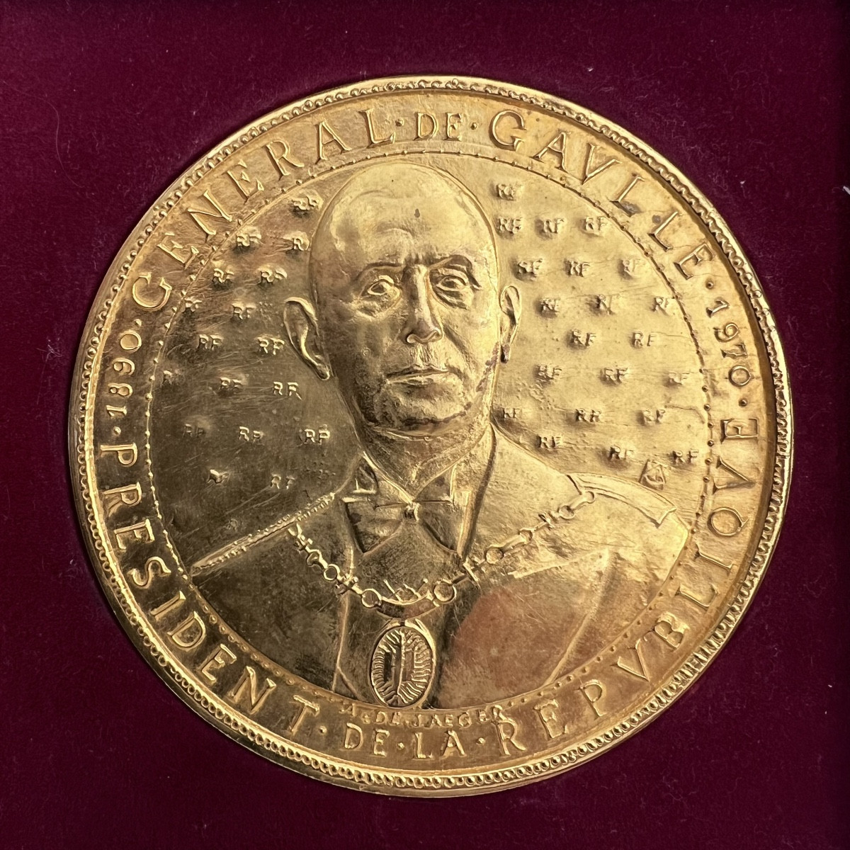 Importante Médaille De Table Général De Gaulle . Jaeger .