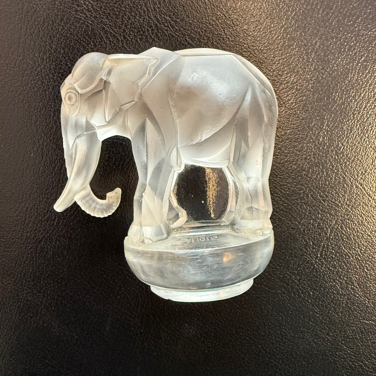 René Lalique presse papier Toby éléphant . 1931