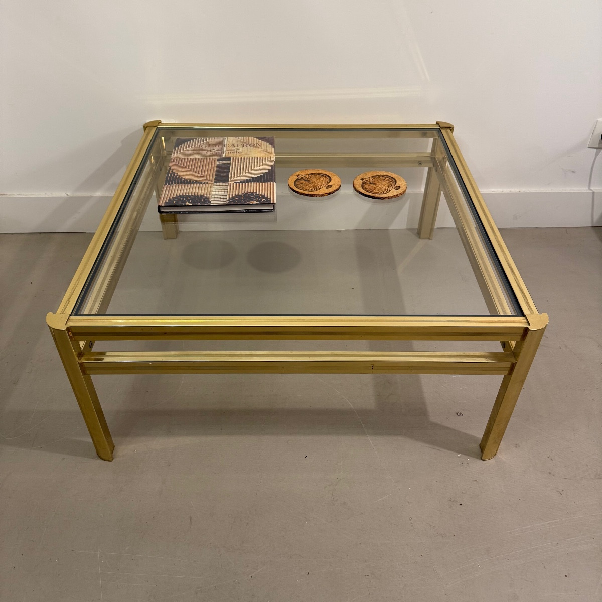 Table basse de salon doré .