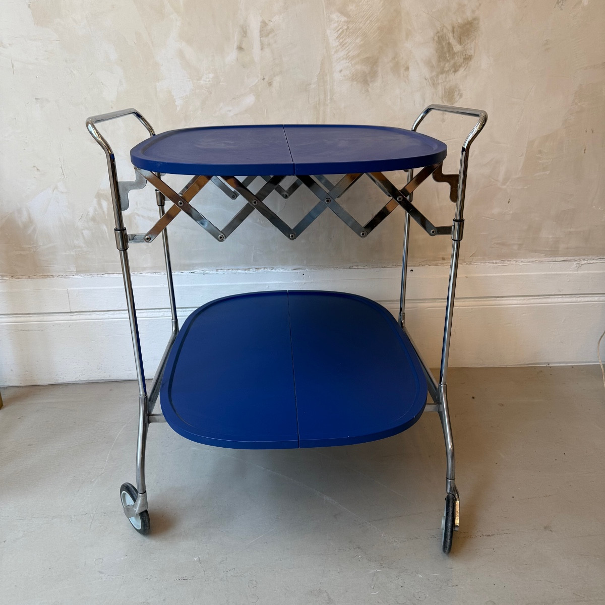 Antonio Citterio . Bar roulant , desserte , trolley design Kartell .