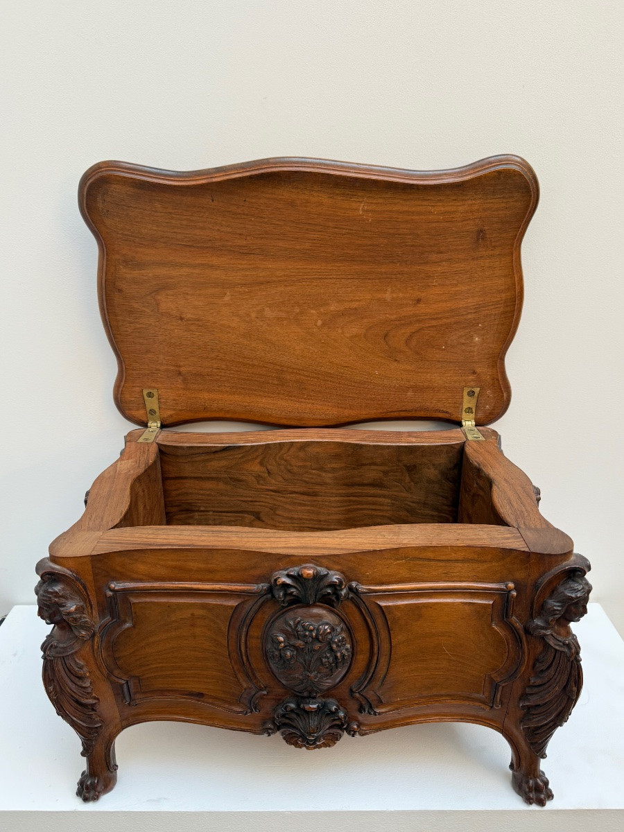 Coffre , coffret galbé et sculpté en noyer . -photo-3