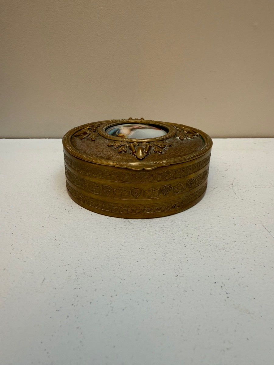 Bronze Box With Medallion.-photo-3