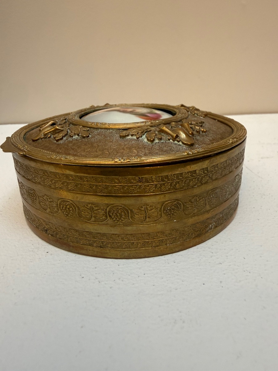 Bronze Box With Medallion.-photo-4