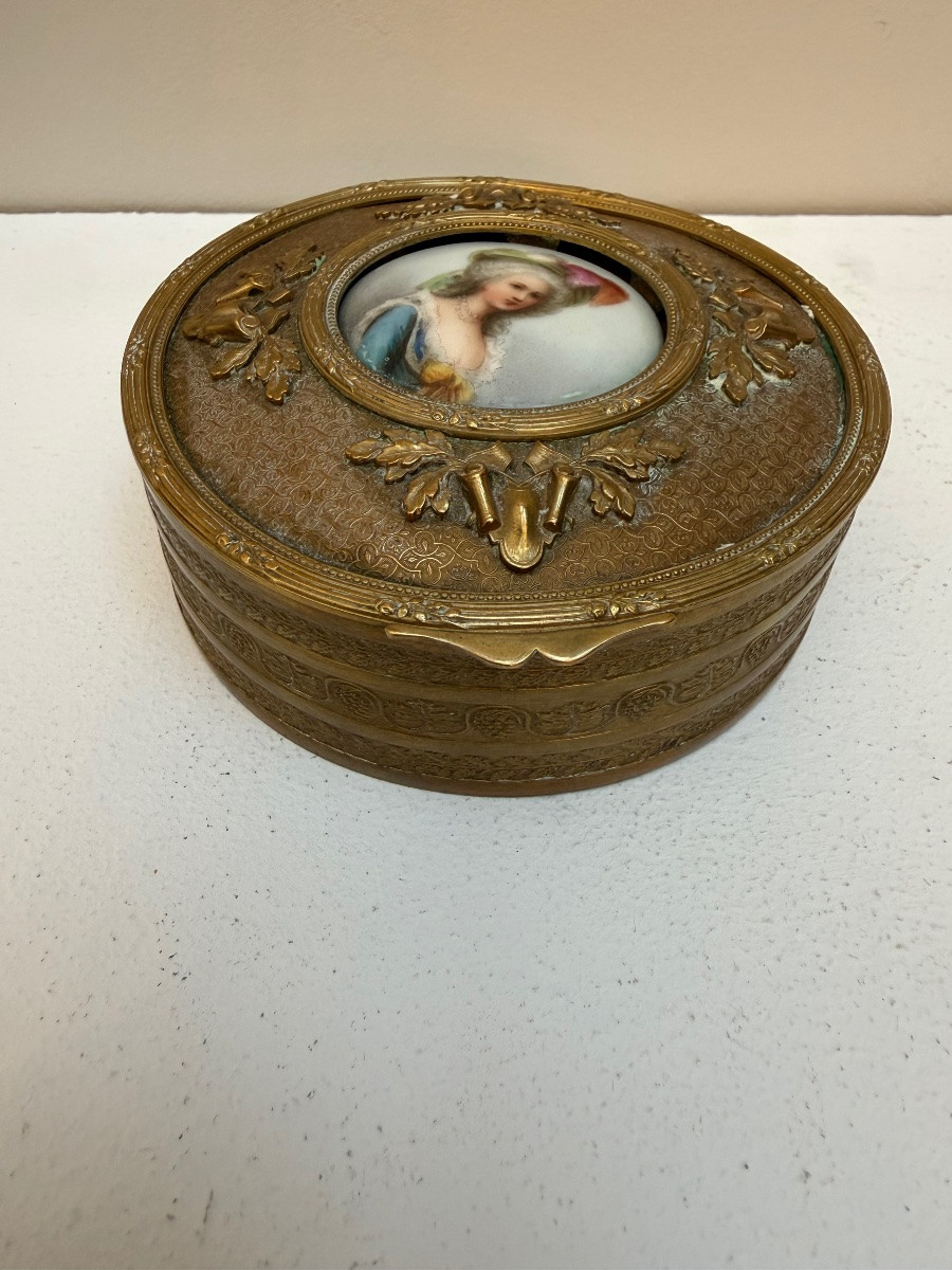 Bronze Box With Medallion.-photo-3