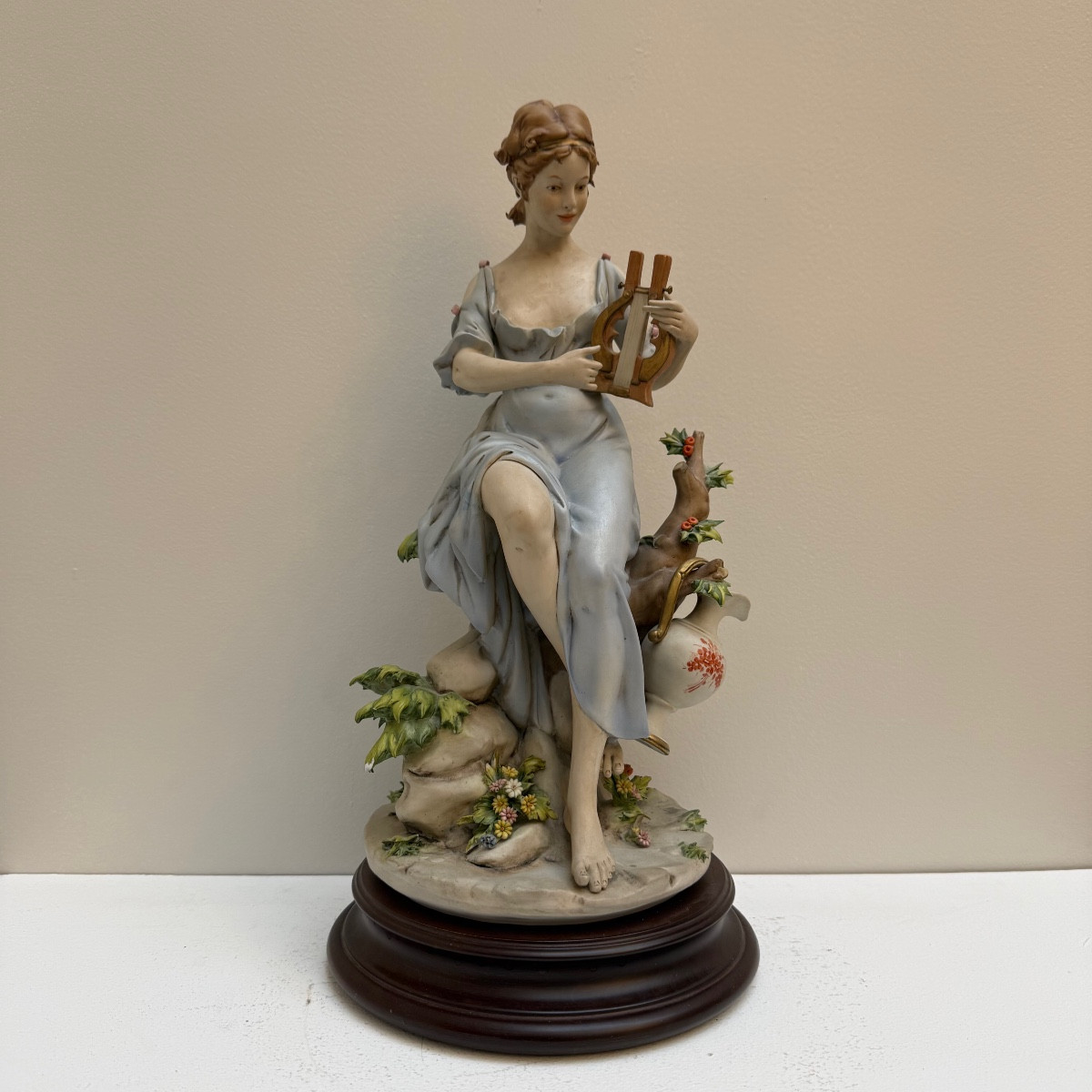 Italie , Dame à la lyre en biscuit , porcelaine Benacchio