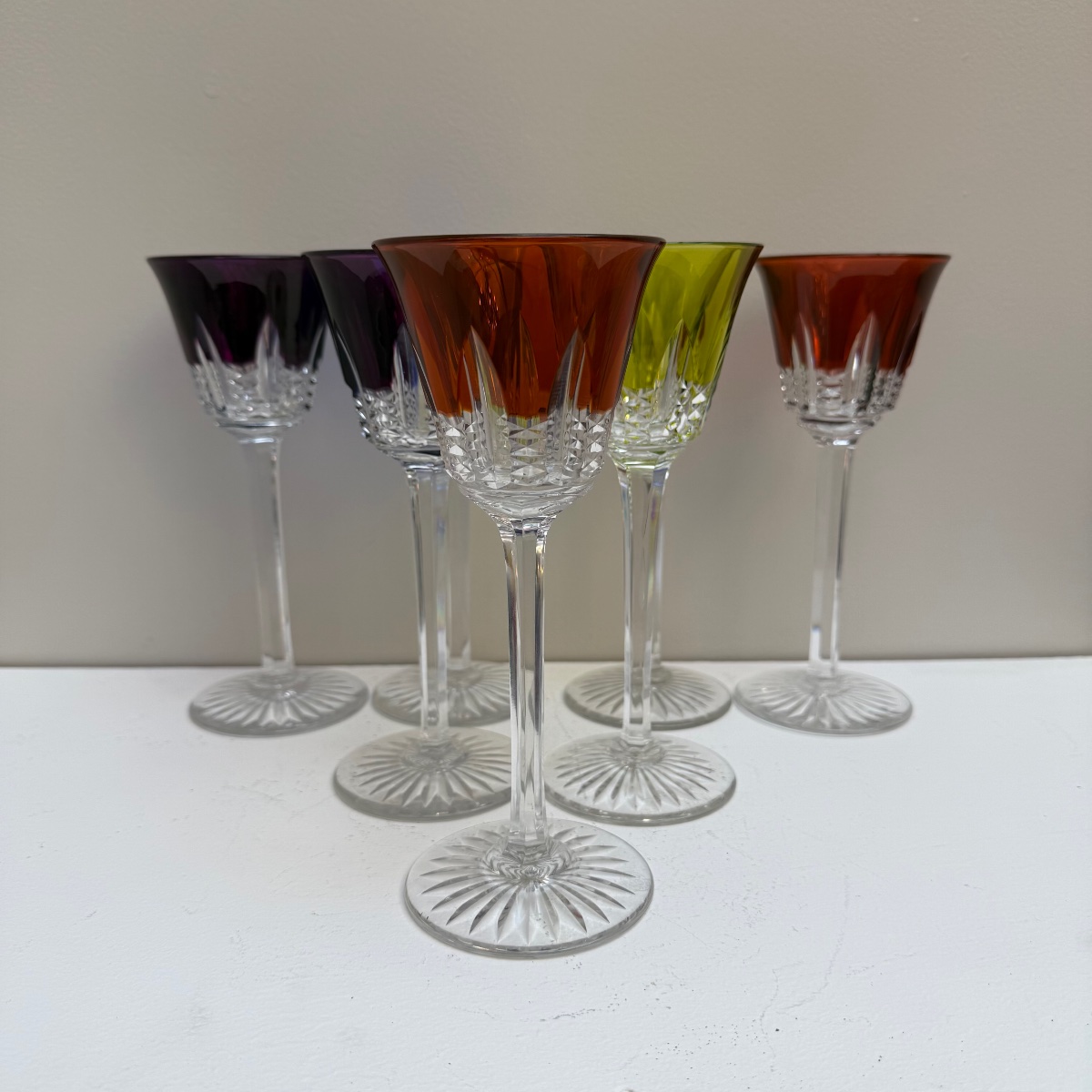 Baccarat , 7 verres de couleur . -photo-2
