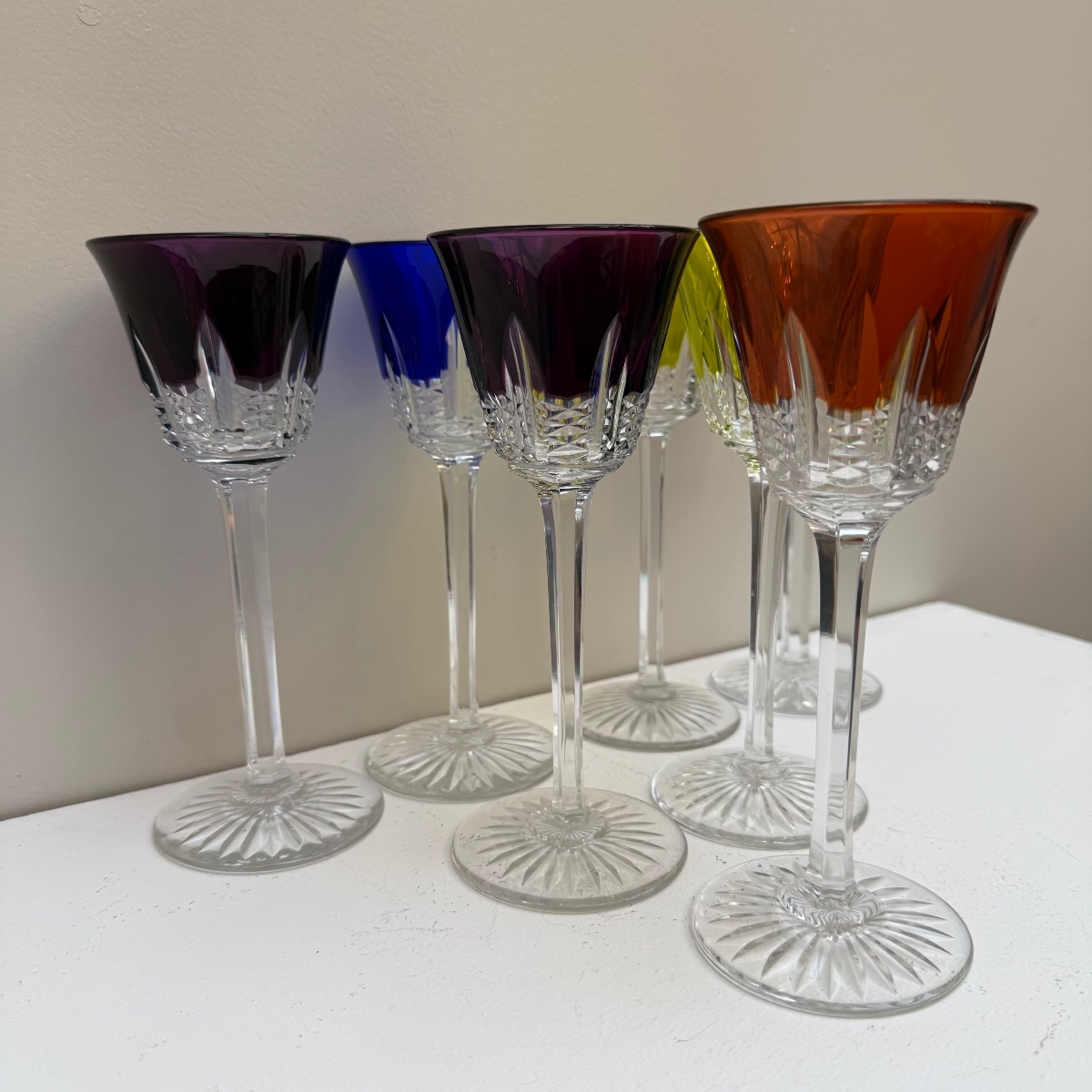 Baccarat , 7 verres de couleur . -photo-3