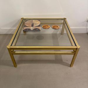 Table basse de salon doré .