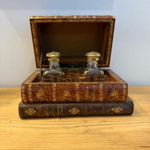 Cave à liqueur en trompe l’œil faux livres . 