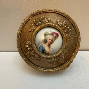 Boîte en bronze à médaillon .