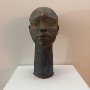 Sculpture terre cuite jeune africaine .