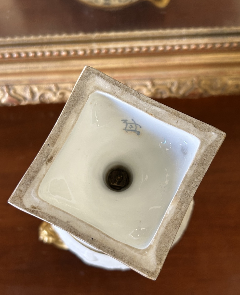 Vase de Sèvres porcelaine de biscuit anges et bélier -photo-2