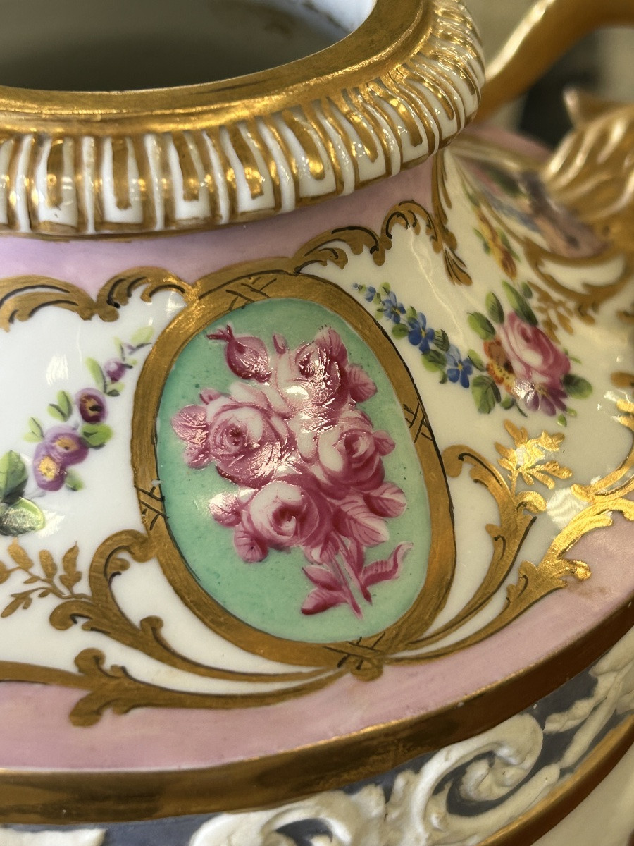 Vase de Sèvres porcelaine de biscuit anges et bélier -photo-1