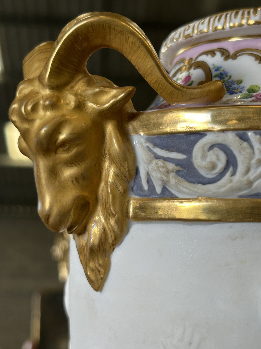 Vase de Sèvres porcelaine de biscuit anges et bélier -photo-2