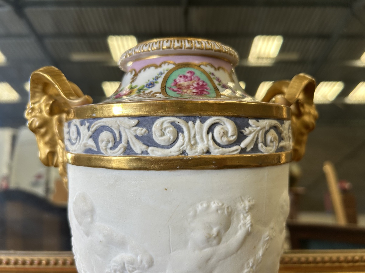 Vase de Sèvres porcelaine de biscuit anges et bélier -photo-3