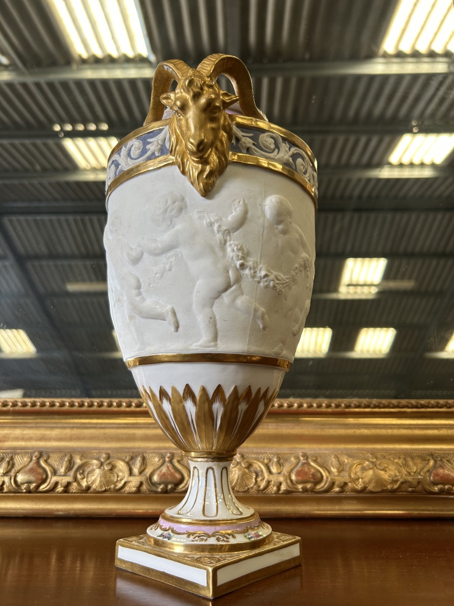 Vase de Sèvres porcelaine de biscuit anges et bélier -photo-5