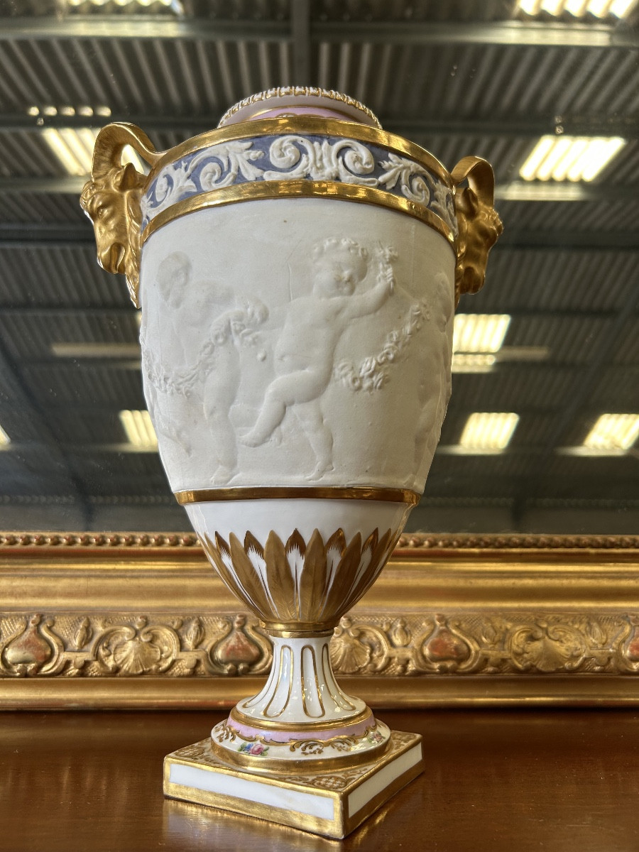 Vase de Sèvres porcelaine de biscuit anges et bélier 