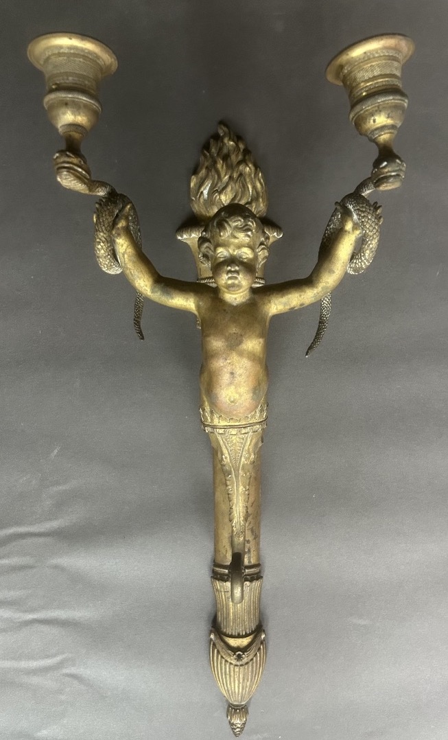 Paire d’appliques Empire bronze putti aux serpents  