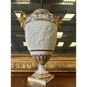 Vase de Sèvres porcelaine de biscuit anges et bélier 