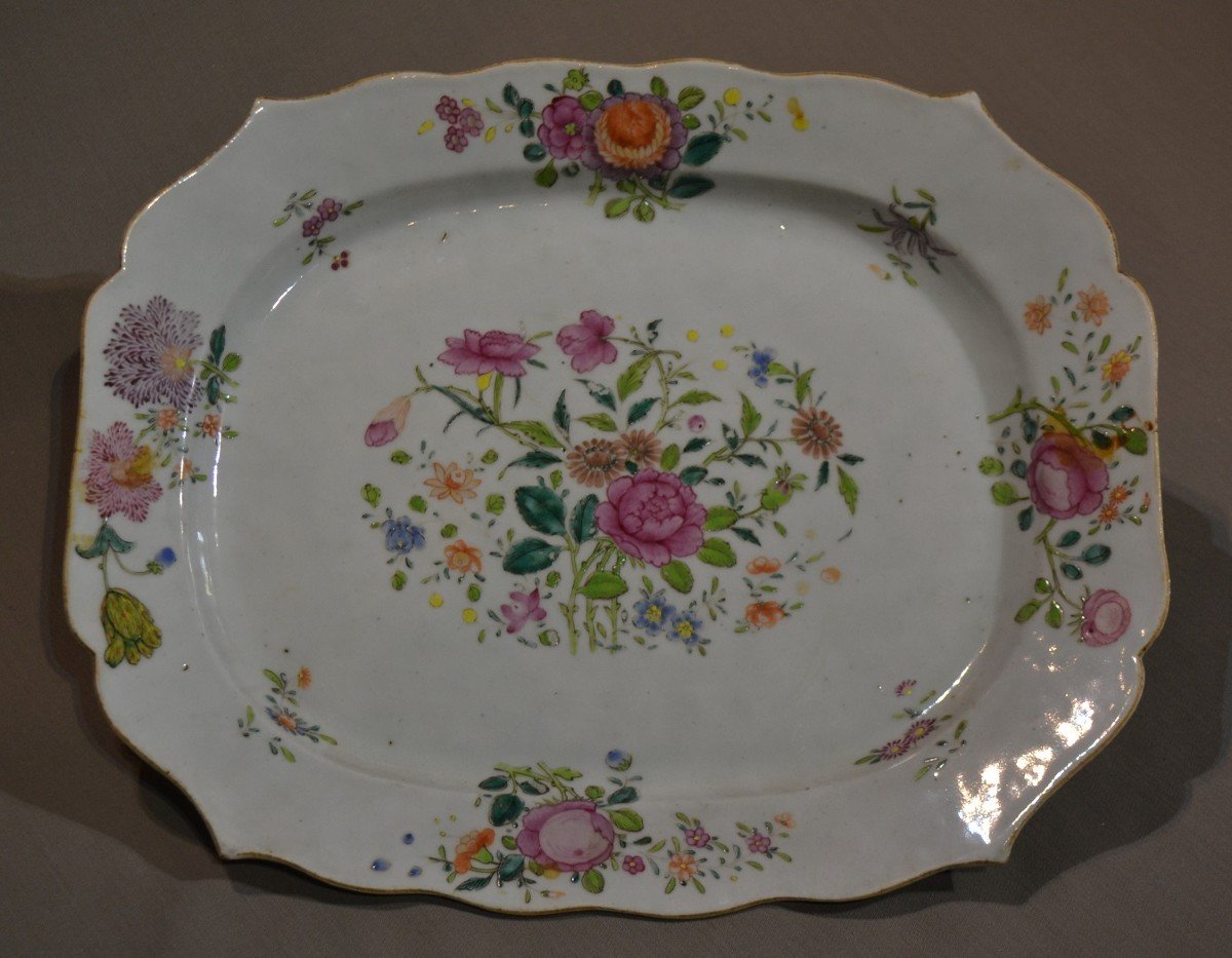 Chinese Porcelain Dish From China For Export. 18th Century.