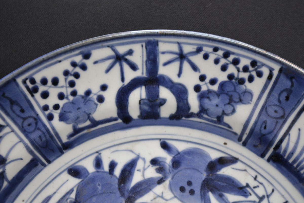 Plat En Porcelaine d'Arita Fin 17°. Décor Bleu De Cobalt. V.O.C .-photo-3