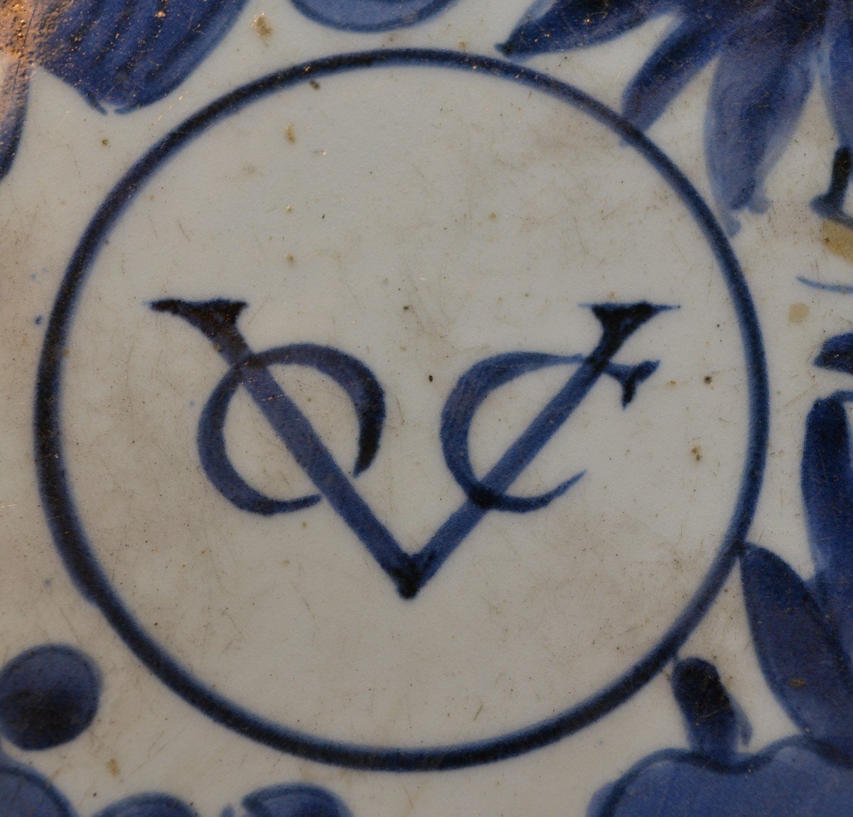 Plat En Porcelaine d'Arita Fin 17°. Décor Bleu De Cobalt. V.O.C .-photo-4