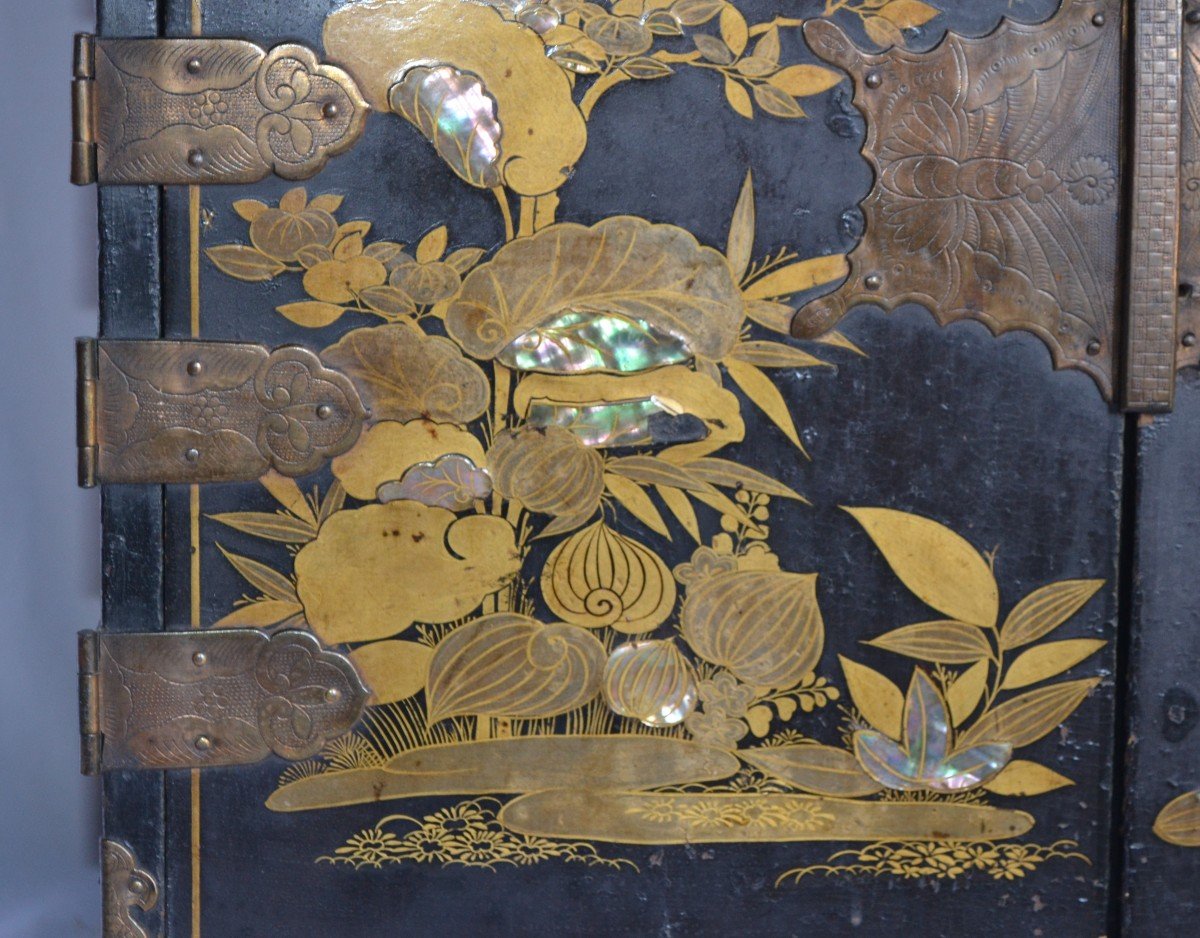 Cabinet en laque et nacre. Namban Japon  Momoyama début Edo. 17° siècle.-photo-2