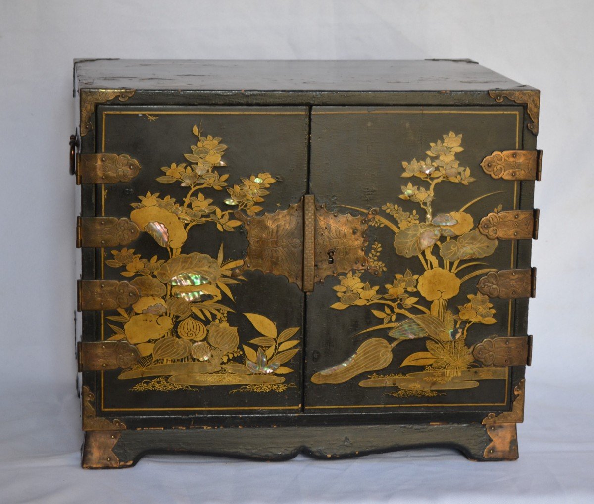 Cabinet In Lacquer And Mother-of-pearl. Namban Japan Momoyama Early Edo. 17th Century.