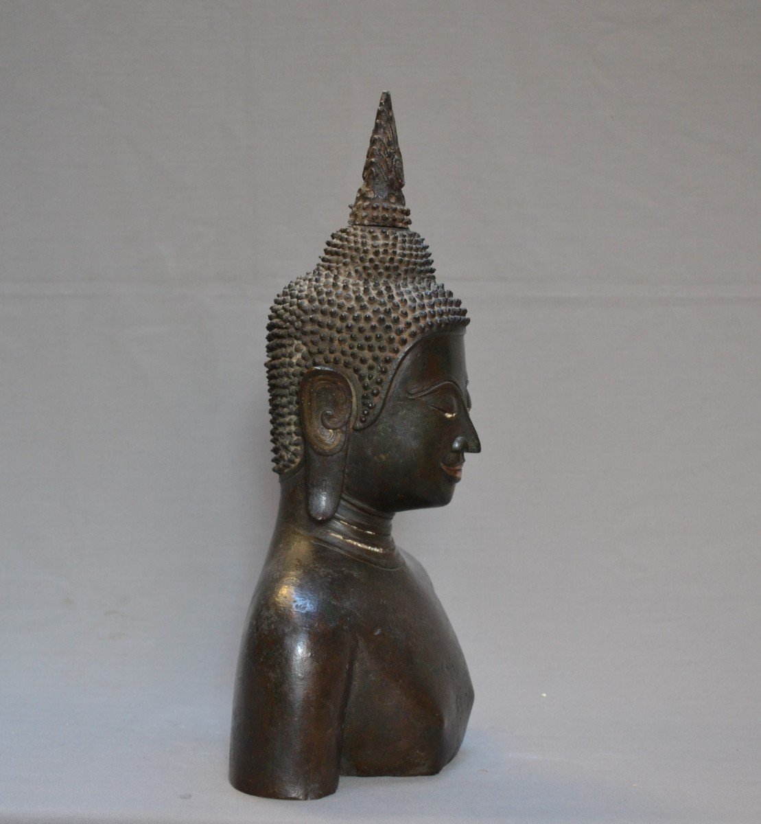 Buste De Bouddha En Bronze Coulé Incrusté d'Or.-photo-6
