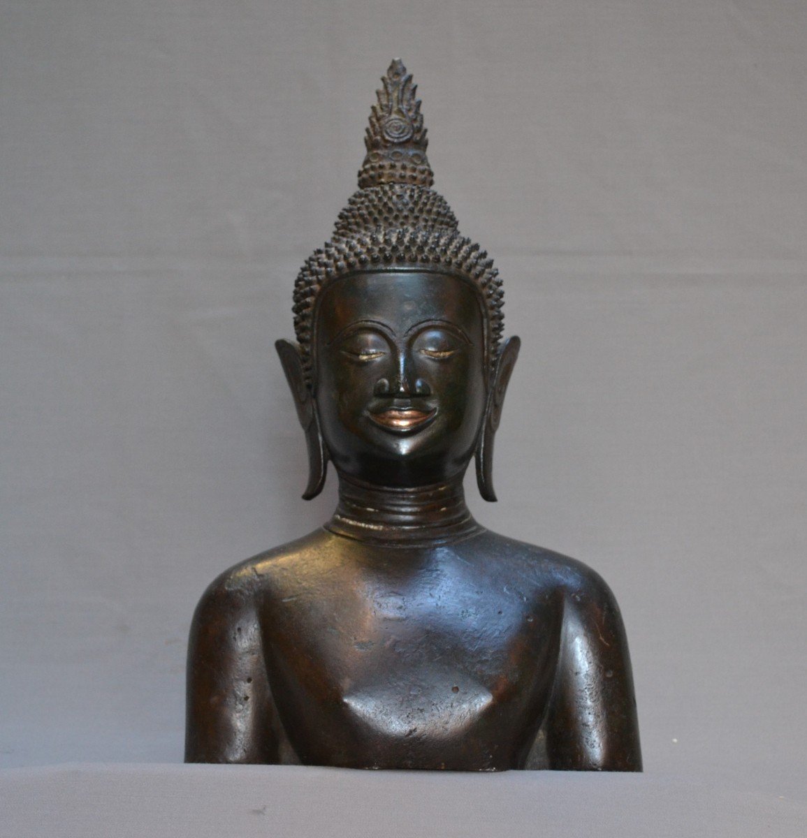 Buste De Bouddha En Bronze Coulé Incrusté d'Or.-photo-7